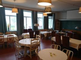 Tossene Vandrahem，位于亨尼博斯特兰德的酒店