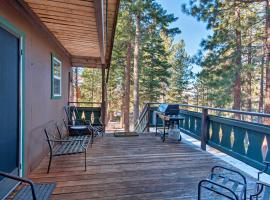 South Lake Tahoe Home with Deck and Mountain View!，位于南太浩湖的Spa酒店