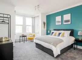 Luxury Apartment 2 bedroom, Sleeps 5 & Parking by Damask Homes