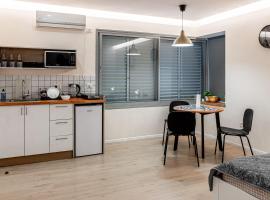 City center family relax apartment，位于内坦亚Netanya Rail Station附近的酒店