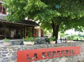 Hotel la Bergerie，位于Roussy的酒店