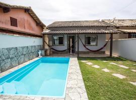 Casa com piscina, wifi e churrasqueira em unamar.，位于Tamoios的酒店