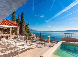 Villa Perla Blu with 4 bedrooms, heated pool, jacuzzi, 50m from beach