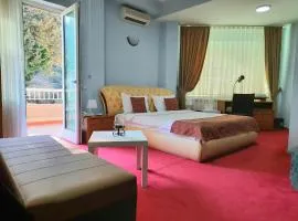 Hotel Aristocrat & Fish Restaurant