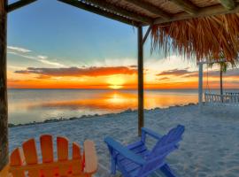 Casa de Playa - Waterfront with Amazing Sunset, Pool and WIFI，位于坦帕HCA西佛罗里达附近的酒店