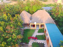Irungu Forest Safari Lodge，位于Katunguru的酒店