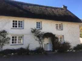 The Thatched Cottage，位于特鲁罗特来里斯克花园附近的酒店