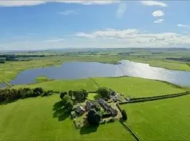Charming cottage with loch and hill views nr Edinburgh