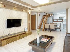 Home Fourest Resort Geoje，位于巨济巨济岛战俘收容所遗址公园附近的酒店