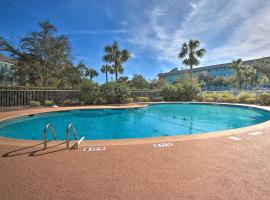 Beachfront Family Condo in Hilton Head, Near Golf!，位于希尔顿黑德岛的酒店