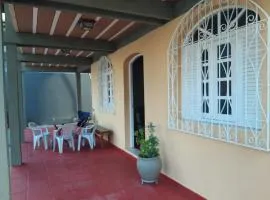 Casa 5 quartos, ampla, a 100 metros da praia. Amigos e família são bem vindos a essa casa. Venha viver momentos inesquecíveis aqui.