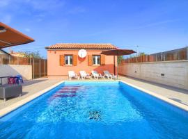 Cozy villa Loborika with private pool near Pula，位于罗波里卡的酒店