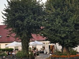 利普加尔滕林登霍夫餐厅旅馆，位于乌埃克尔明德的带停车场的酒店