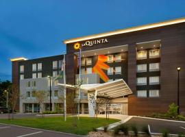 La Quinta by Wyndham Gainesville，位于盖恩斯维尔奥克斯购物中心附近的酒店