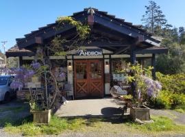 The Andiron Seaside Inn & Cabins，位于Little River的酒店