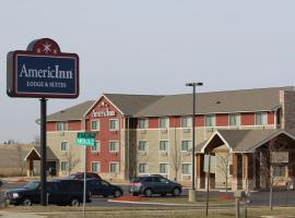 AmericInn by Wyndham Cedar Rapids Airport，位于锡达拉皮兹的酒店