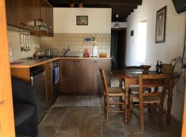 ANOI 1-bedroom country House，位于Episkopi Pafou的乡间豪华旅馆