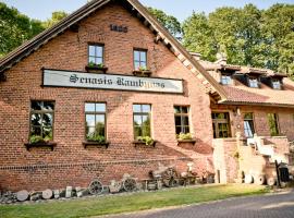 塞纳瑟斯兰布奈斯酒店，位于Lumpėnai的酒店