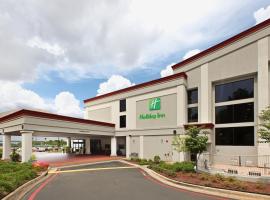小岩城机场会议中心假日酒店，位于小石城机场 - LIT附近的酒店