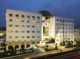 Surabaya Suites Hotel Powered by Archipelago，位于泗水古朋火车站附近的酒店