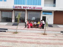 Hotel and Rooms (Hotel Shiv vilas)，位于Seruna的酒店