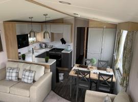 3 bed presitage caravan Doniford Bay，位于沃切特的酒店