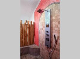 Villa Kiwi. Huge Pool, Steps To Town n Beach. 6 plus BRM 7.5 BTH 3 KCN，位于萨尤利塔的酒店