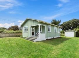 The Beach House - Kapiti Coast Holiday Home，位于怀卡奈的酒店