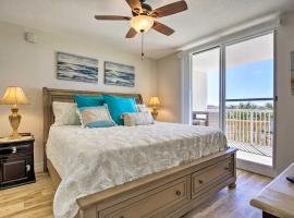 Snowbirds Retreat Walkable Destin Condo with View!，位于德斯坦的Spa酒店