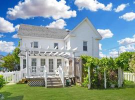 Chincoteague Charm Escape with Bikes and Yard Games!，位于Deep Hole的酒店