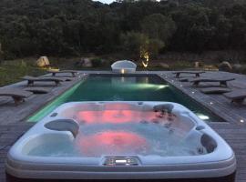 Villa piscine chauffée 5mn de la plage，位于菲加里的酒店