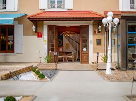 Hôtel Le Lac Bleu，位于沙拉维内的酒店