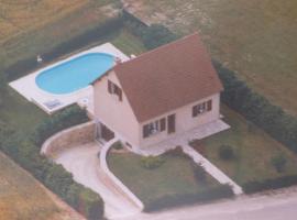 Maison de vacances pour 6 personnes avec piscine，位于Lainsecq的酒店