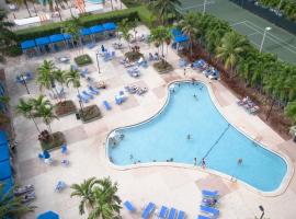 Ocean Reserve Luxury Condos Across from Sunny Isles Beach，位于迈阿密海滩的带泳池的酒店