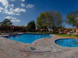 Hermosa Suite Alberca Áreas Verdes Blvd Bernardo Quintana 17D，位于Mendiola的酒店