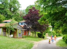 Camping Le Hameau du Petit Lay，位于Mouchamps的酒店