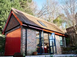 Tiny Cottage with Terrace & Parking, Central Lewes，位于刘易斯的木屋