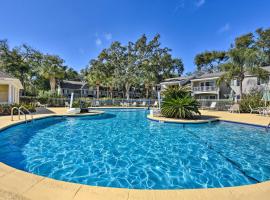Resort-Style Condo in St Simons about 1 Mi to Pier!，位于Mallory Park的酒店