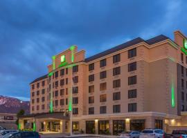 盐湖城南小镇乡村套房酒店，位于南乔丹美国山区世博中心附近的酒店