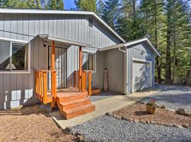 Base Camp Lassen Home 13 Mi to Volcanic Natl Park，位于Shingletown的酒店