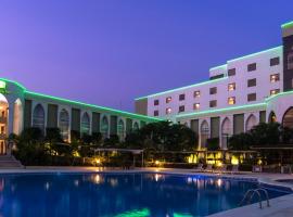 图斯特拉古铁雷斯假日酒店，位于图斯特拉古铁雷斯的酒店