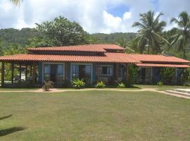 Front Sea House in Serra Grande with Private Pool and 10000 sqm of land，位于大塞拉的度假屋
