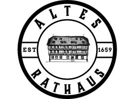 Altes Rathaus Hotel-Restaurant-Café，位于沃尔夫根的带停车场的酒店