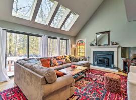 Peaceful Goshen Cottage w/ Screened Porch & Views!，位于Goshen的酒店