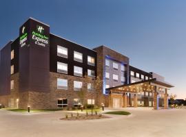 Holiday Inn Express & Suites - West Des Moines - Jordan Creek, an IHG Hotel，位于西得梅因的带停车场的酒店