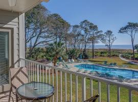Direct Oceanfront Private Villa Overlooking Pool/Beach - South Forest Beach - Right next to Coligny Plaza，位于希尔顿黑德岛的高尔夫酒店