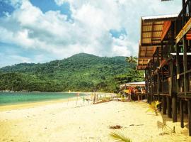 Beachfront Hut Upstairs Astra - Beach Shack Chalet，位于刁曼岛的度假村