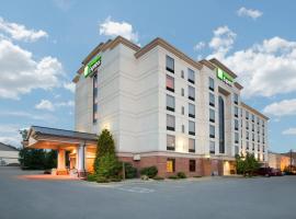 Holiday Inn Express & Suites Bloomington by IHG，位于布卢明顿的酒店