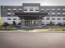 Holiday Inn Express & Suites - Boston South - Randolph, an IHG Hotel，位于兰道夫的带泳池的酒店