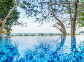 Koh Sirey Beachfront Pool Villa，位于普吉镇诗里岛庙附近的酒店